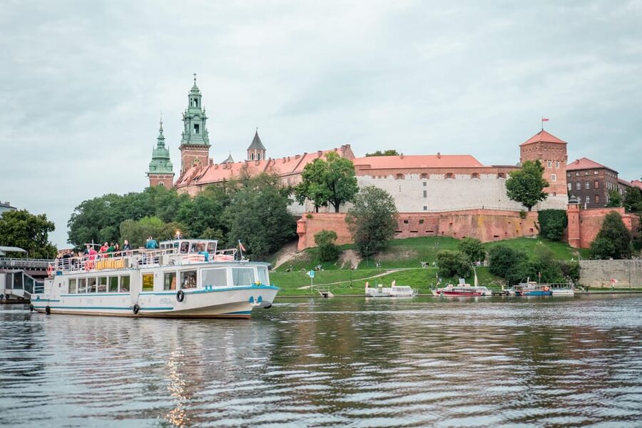 Kraków: Evening or Night River Cruise - Drinks, music, and the onboard mood