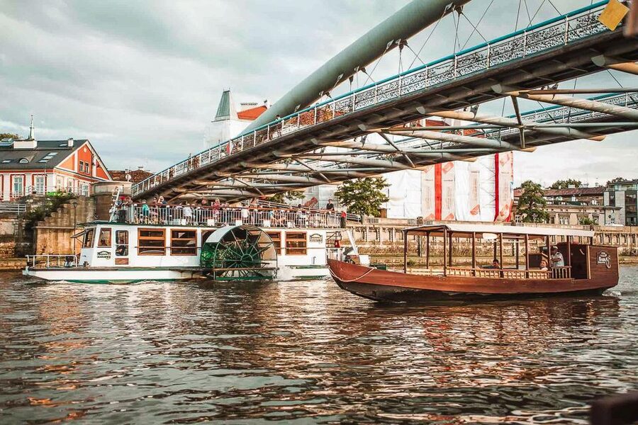 Krakow: Sightseeing Cruise by Vistula River - Passing beneath the bridges