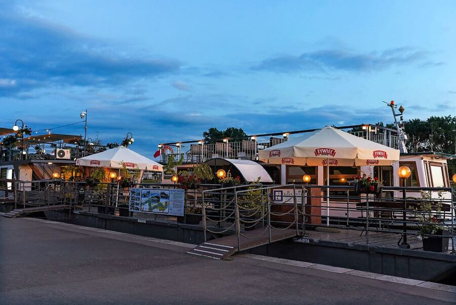 Krakow: Sightseeing Cruise by Vistula River - Finding the boat near Wawel Hill