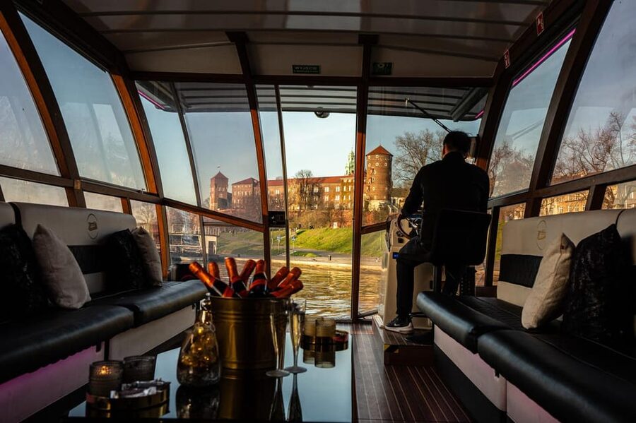 Krakow: Sightseeing Cruise on Vistula River with Audio Guide - What the boat is really like