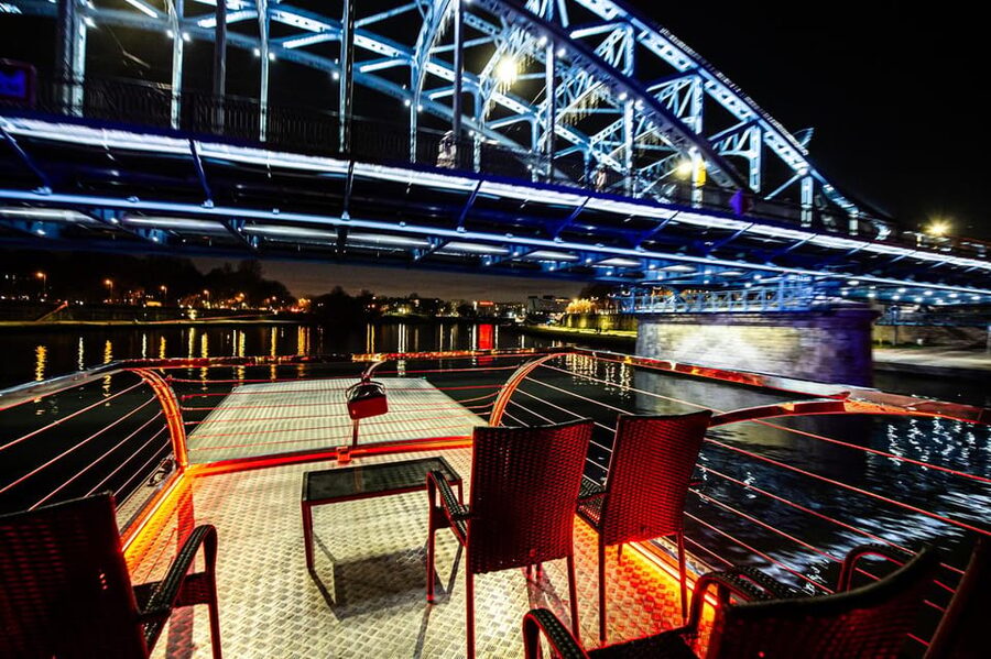 Krakow: Sightseeing Cruise on Vistula River with Audio Guide - Bridges, Manggha, and the changing riverfront