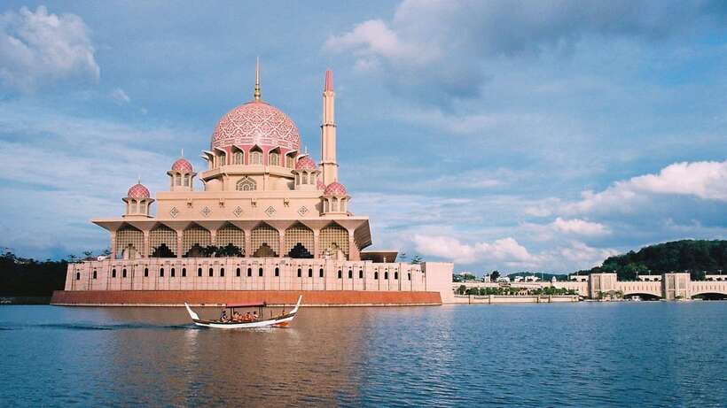 Kuala Lumpur: Putrajaya Tour with Traditional Boat Cruise - Key reasons to consider this Putrajaya tour