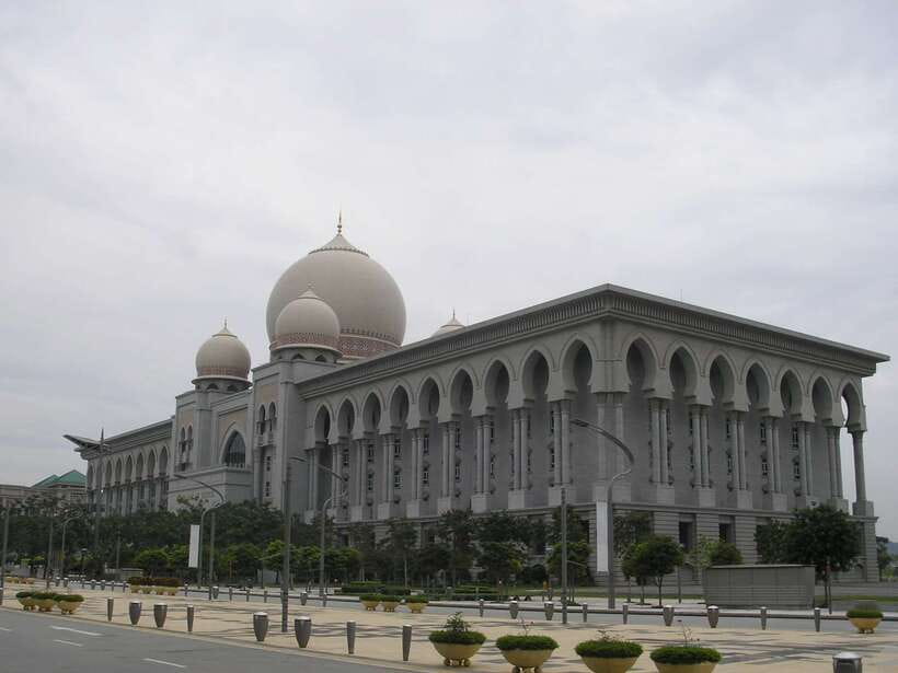 Kuala Lumpur: Putrajaya Tour with Traditional Boat Cruise - Putra Mosque and its pink dome