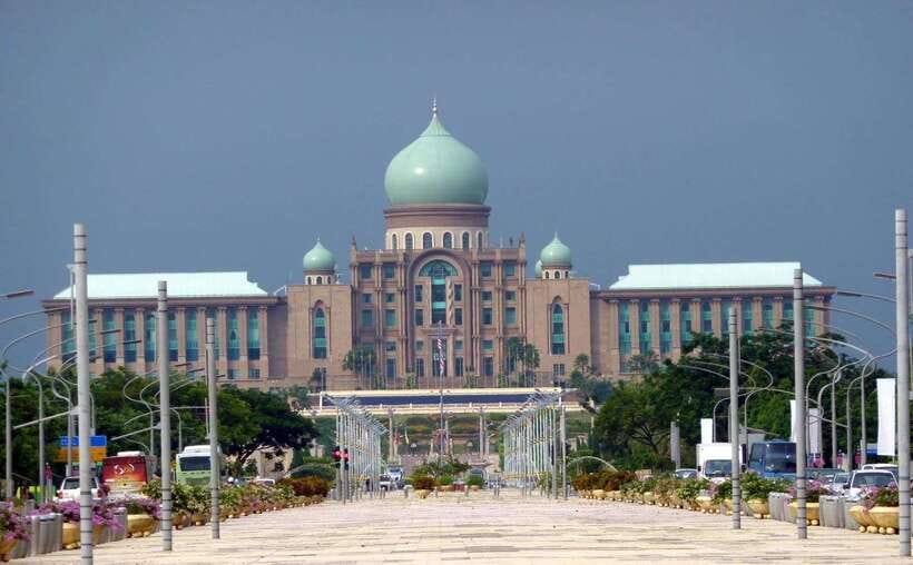 Kuala Lumpur: Putrajaya Tour with Traditional Boat Cruise - The Palace of Justice and government ministries
