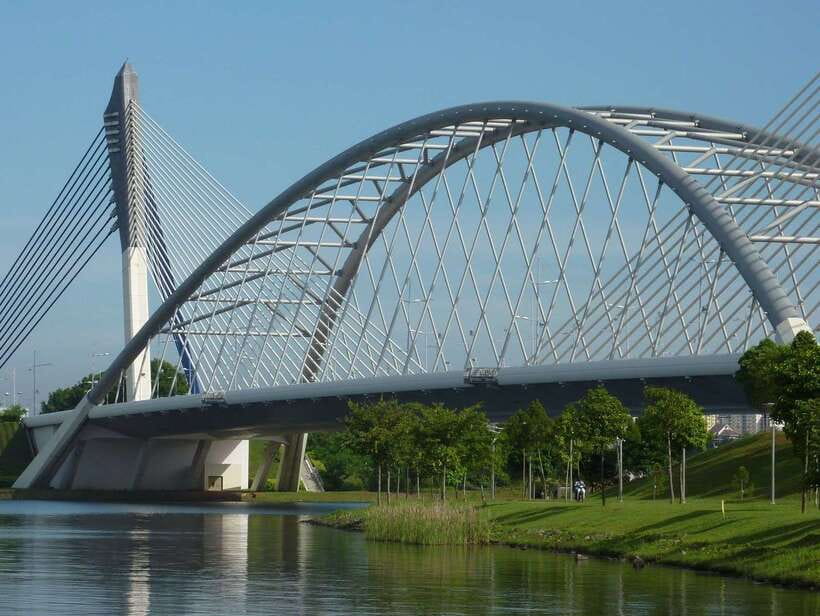 Kuala Lumpur: Putrajaya Tour with Traditional Boat Cruise - Seri Gemilang Bridge and the Convention Centre viewpoint