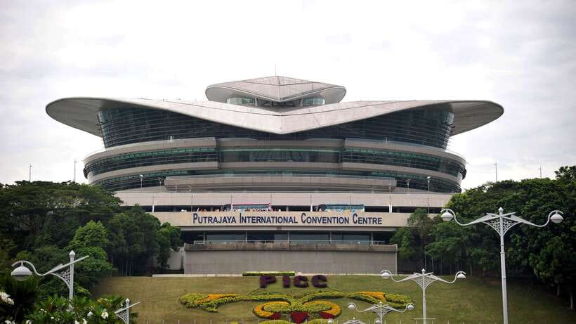 Kuala Lumpur: Putrajaya Tour with Traditional Boat Cruise - What the $30 price really covers