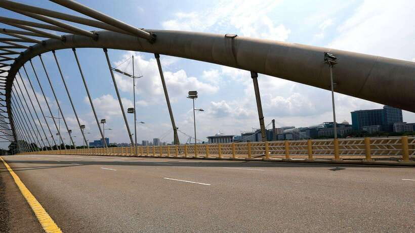 Kuala Lumpur: Putrajaya Tour with Traditional Boat Cruise - From Kuala Lumpur to Putrajaya in an air-conditioned van