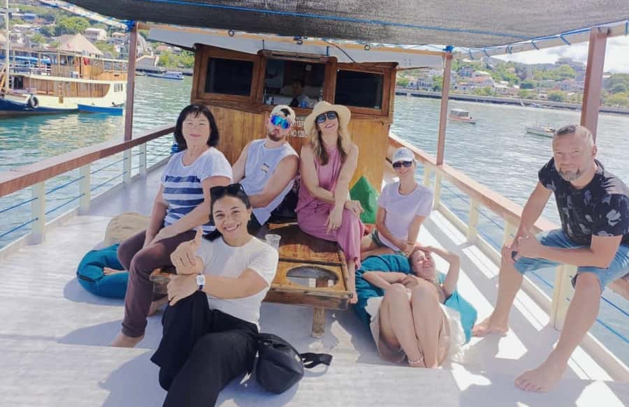 Labuan Bajo: 2D1N Komodo & Pink Beach Shared Boat Tour - Food, crew, and the social side of the boat