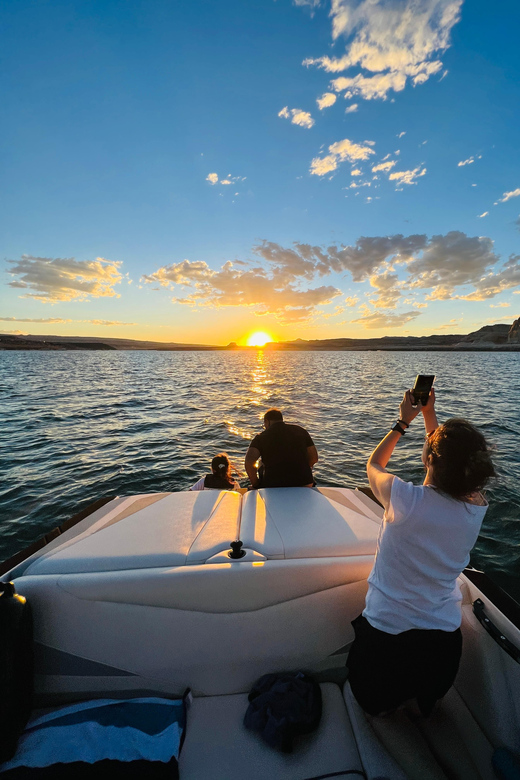 Lake Powell: Antelope Canyon 2-Hour Photo Boat Tour - One hour inside Antelope Canyon