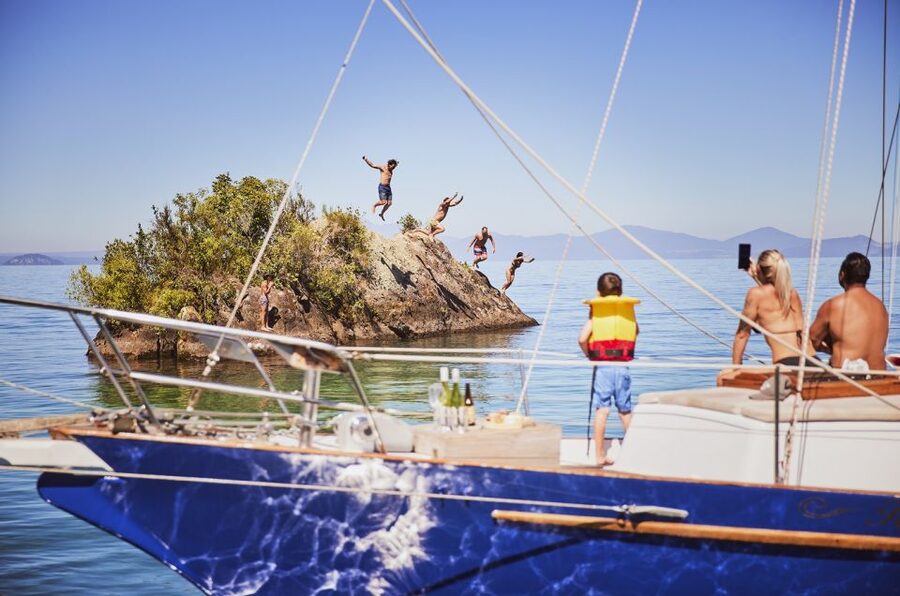 Lake Taupo: Classical Sailing to the Māori Rock Carvings - Blankets, drinks, and the ride home