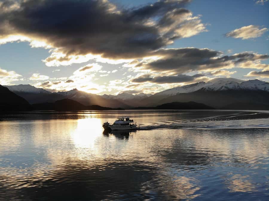 Lake Wanaka Happy Hour Cruise - The drink, cheese, and first few minutes