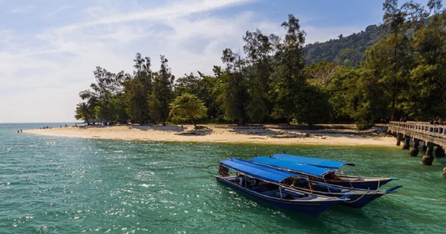 Langkawi: Island Hopping Shared Boat Tour - Eagle feeding near Pulau Singa Besar