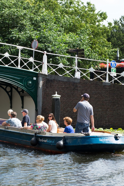 Leiden: Guided City Canal Cruise - Hortus Botanicus and Museum De Lakenhal