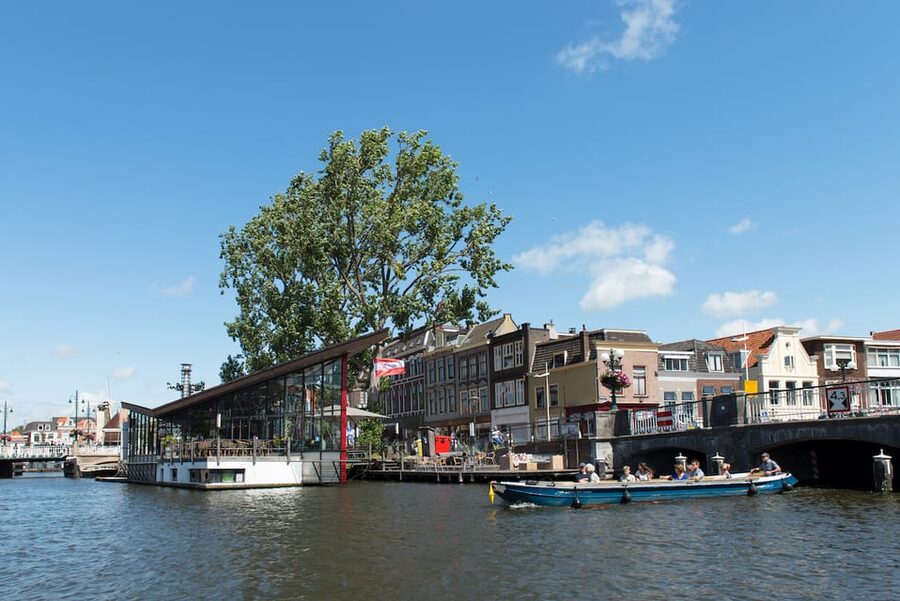 Leiden: Guided City Canal Cruise - The $15 price and the one-hour time commitment