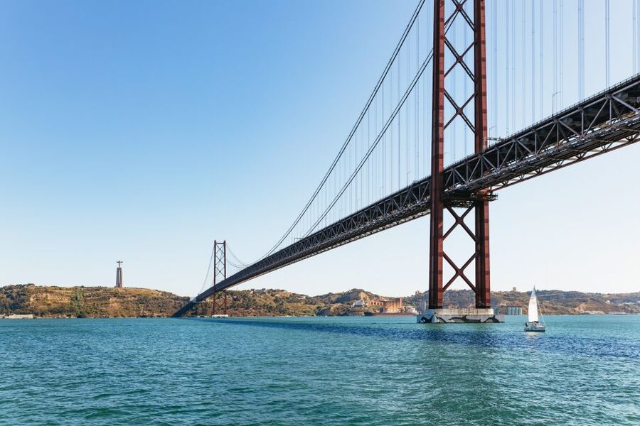 Lisbon: 72/96-Hour Hop-On Hop-Off Bus, Tram & Boat Ticket - Start at Restauradores and get your bearings