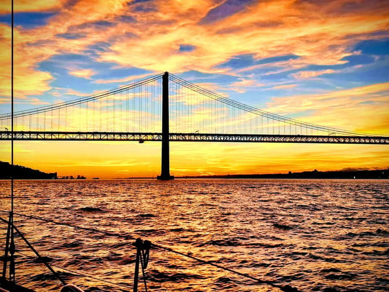 Lisbon: Daytime or Sunset Boat Cruise with History and Wine - Praça do Comércio and the old city