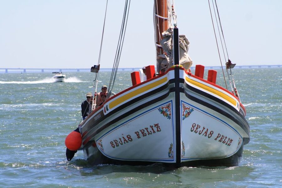 Lisbon: River Tagus Sightseeing Cruise in Traditional Vessel - What the 105 minutes feel like on board