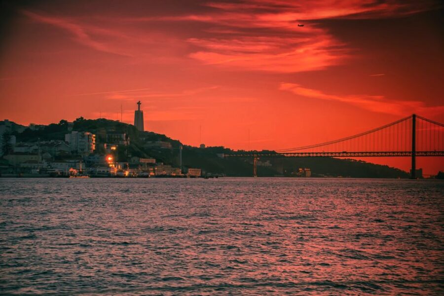 Lisbon: Sailboat Tour w/ Local Guide and Open Bar Green Wine - Key points to know before you book