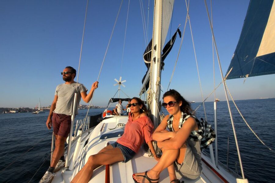 Lisbon: Sailing Tour with Wine and Snacks - Commerce Square and the lower Tagus