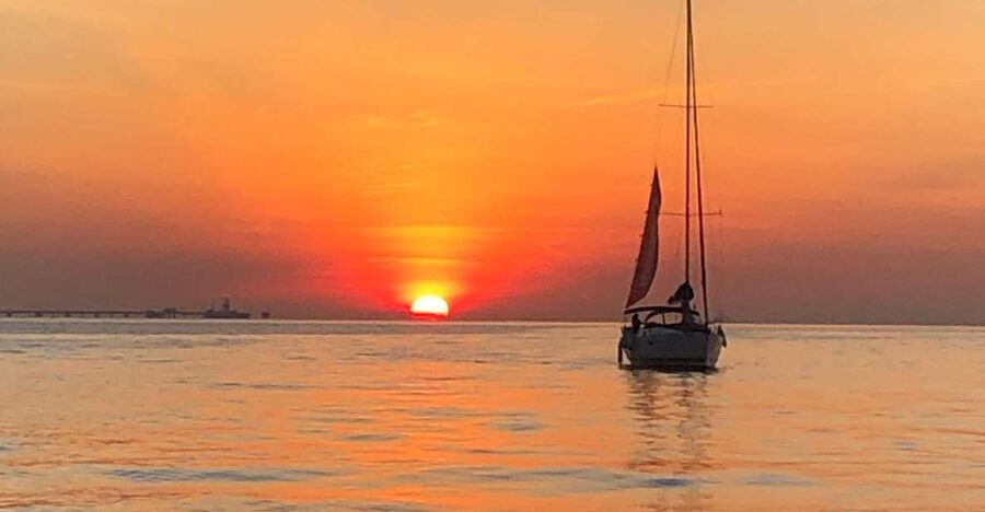 Lisbon: Sunset Cruise with Drinks - Starting at Doca do Bom Sucesso in Belém