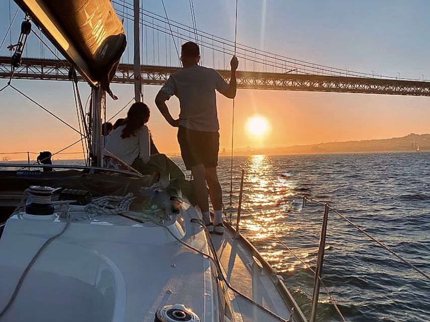 Lisbon: Sunset Cruise with Drinks - Bairro Alto, Alfama, and São Jorge Castle
