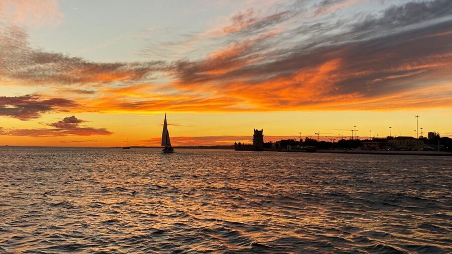 Lisbon: Sunset Cruise with Drinks - Cristo Rei and the turn toward sunset