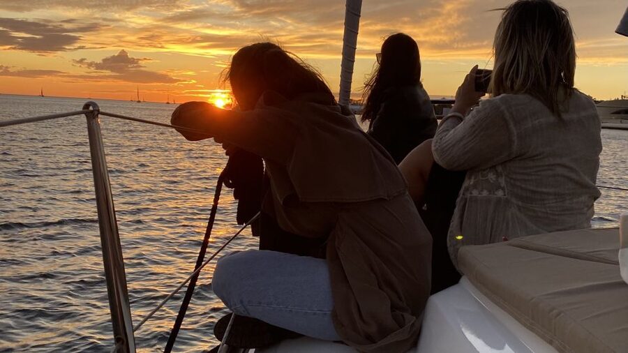 Lisbon: Sunset Cruise with Drinks - Drinks, snacks, blankets, and the onboard mood