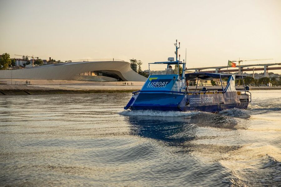 Lisbon: Sunset Cruise with Live DJ and Drinks - Starting beside Ribeira das Naus