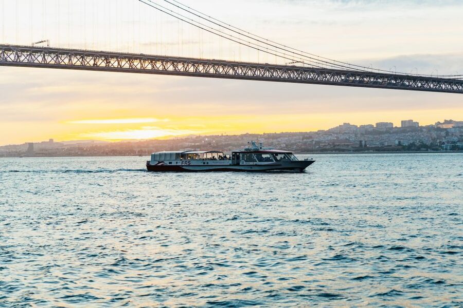 Lisbon: Sunset Cruise with Welcome Drink and Snacks - Starting beside Praça do Comércio