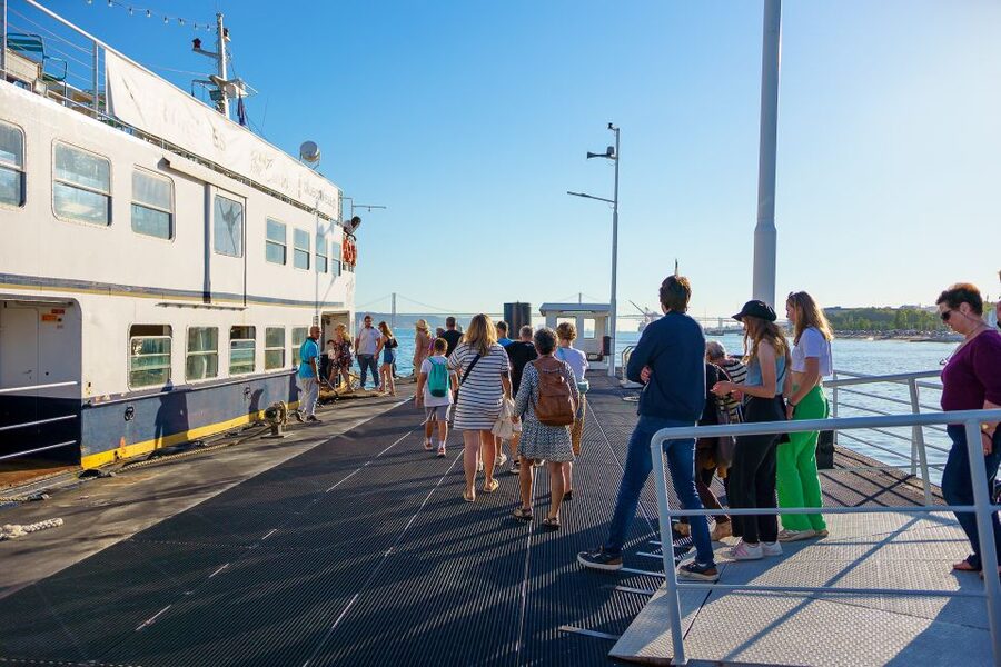 Lisbon: Tagus River Cruise with Welcome Drink - The Monument to the Discoveries from the river