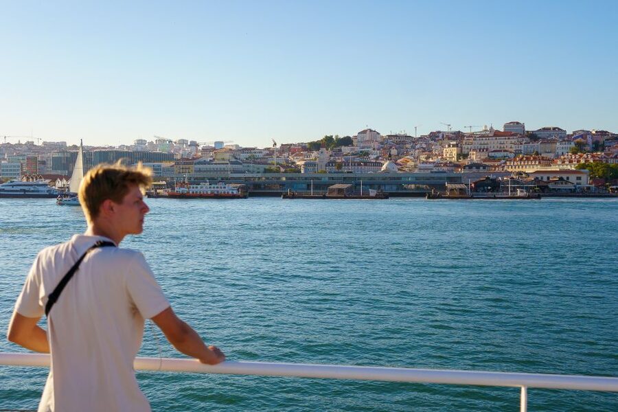 Lisbon: Tagus River Cruise with Welcome Drink - Getting to Estação Fluvial Sul e Sueste