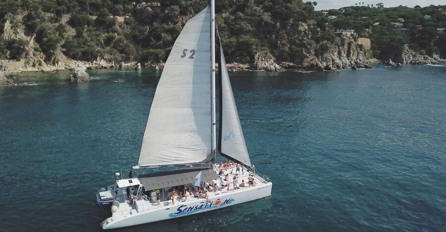 Lloret de Mar: Sunset Catamaran Cruise with DJ and Drinks - What kind of evening cruise is this?