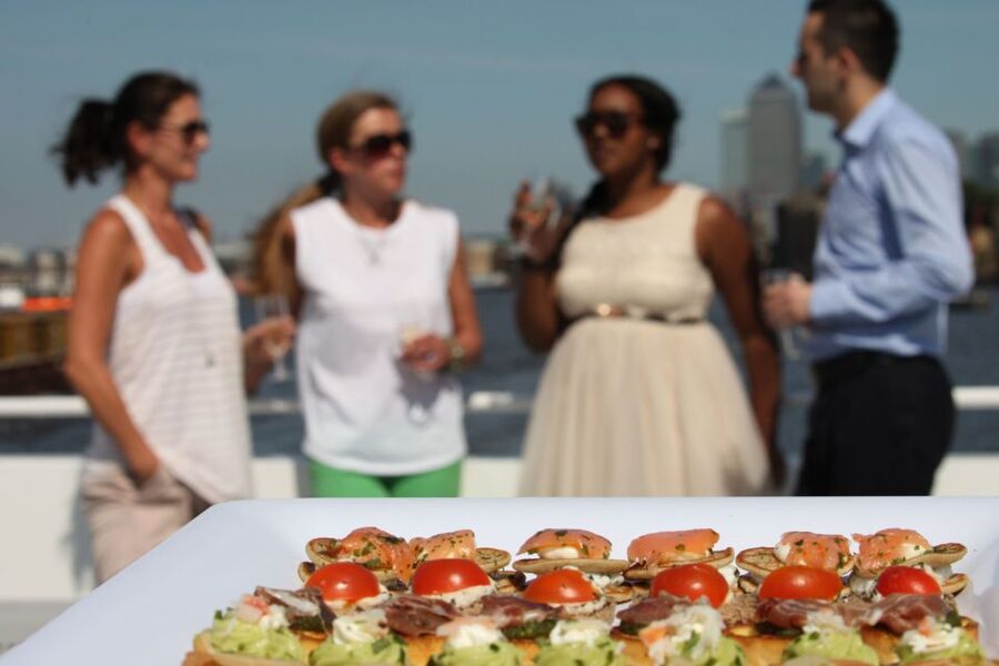 London: River Thames Evening Cruise with Bubbly and Canapés - Live Music and the Evening Mood