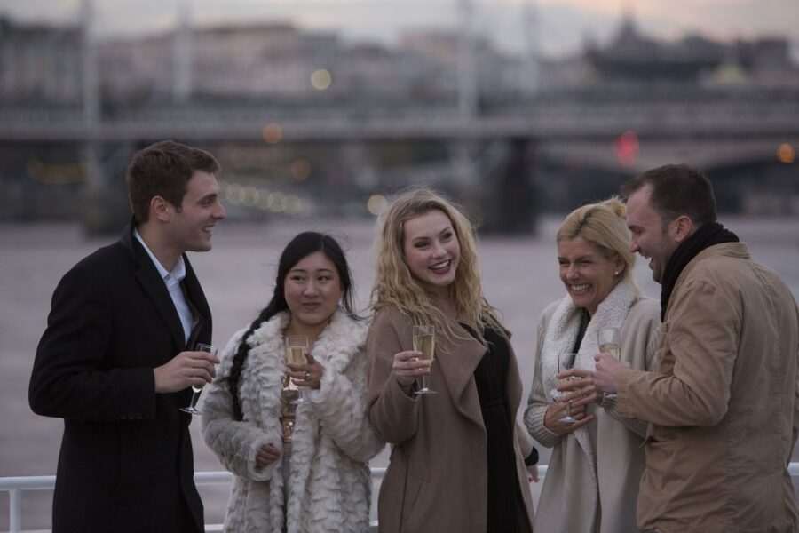 London: River Thames Evening Cruise with Bubbly and Canapés - Choosing Between the Saloon and Upper Deck