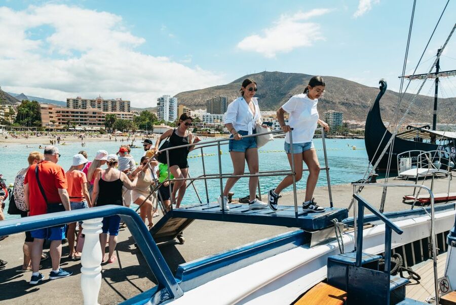 Los Cristianos Respectful No-Chase Whale and Dolphin Safari - The first minutes: safety and a slow departure