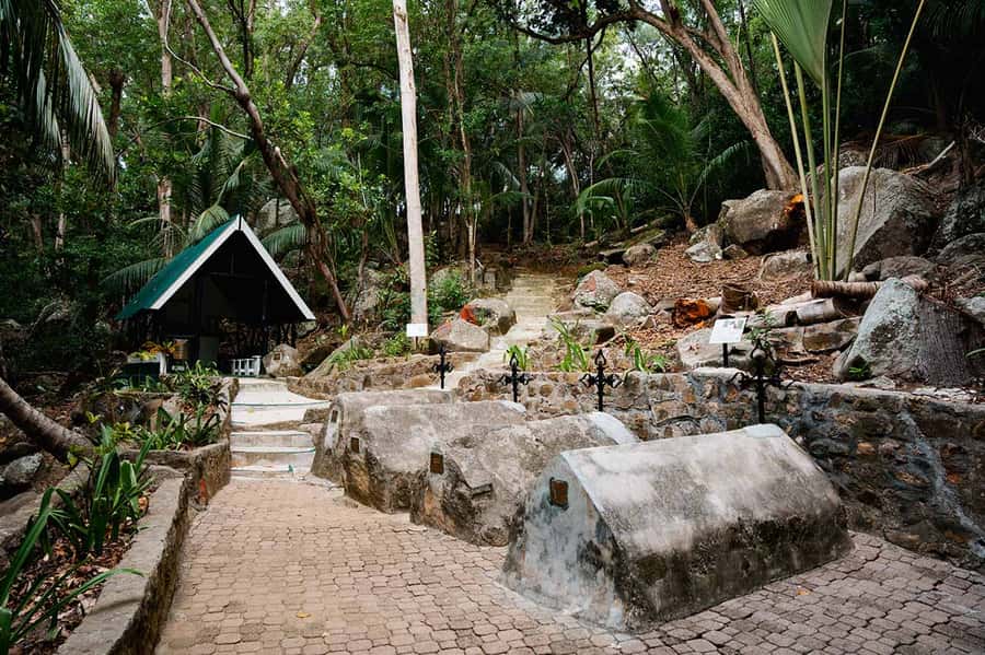 Mahé: Saint-Anne Marine Park and Moyenne Island Cruise - The first snorkeling stop near Saint-Anne
