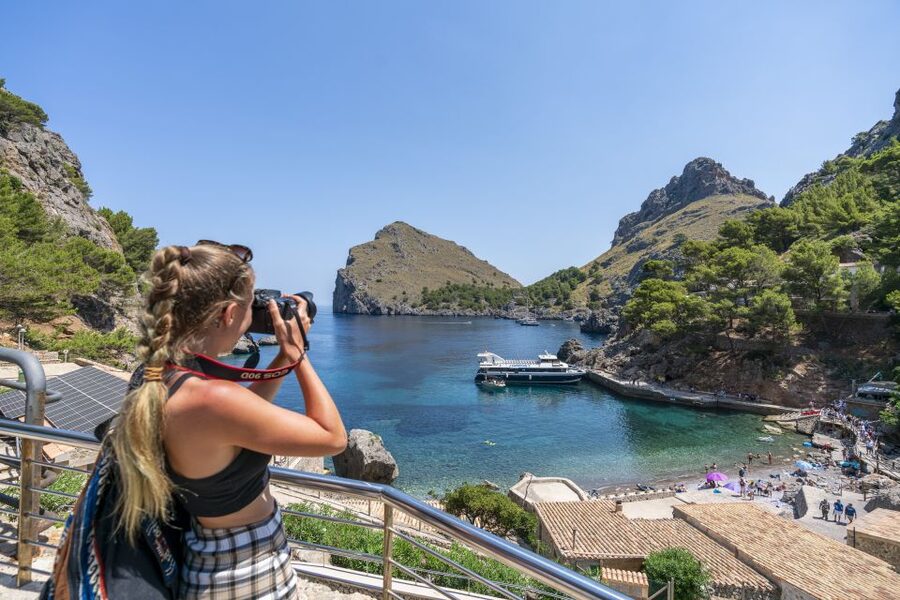 Mallorca: Island Tour with Boat, Tram & Train from the South - Guides, Languages, and the Pace of the Day