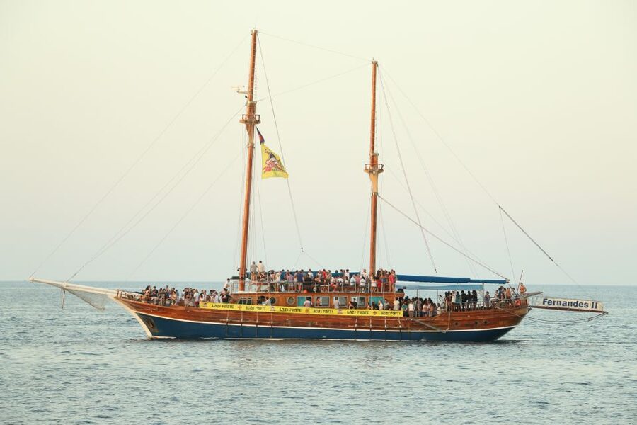 Malta: Lazy Pirate Boat Party with Drinks & Food - The Fernandes 2 party setting