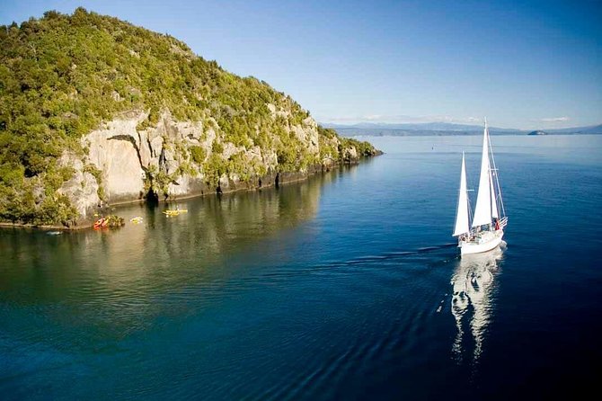 Maori Rock Carvings Eco Sailing Taupo - Seeing the 14-meter Māori rock gallery