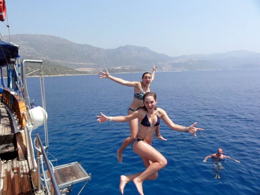 Marmaris: Boat Trip with Unlimited Drinks and BBQ Lunch - Aquarium Bay: Clear Water and the First Swim