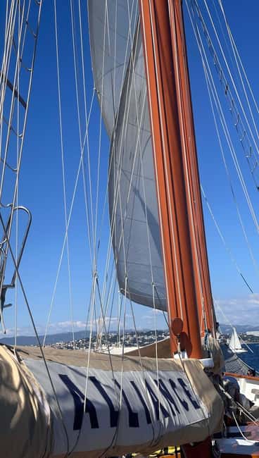 Marseille: Calanques Sailing Cruise with Lunch and Wine - Les Goudes and Île Maïre from the water