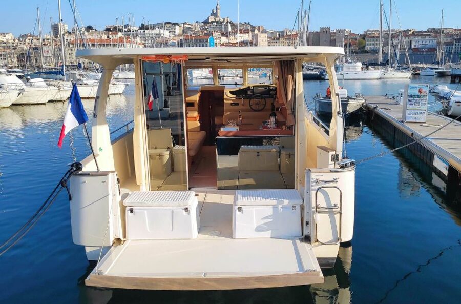 Marseille: Sunset Boat Cruise with Buffet and Organic Wine - Sunset, music, and the ride back