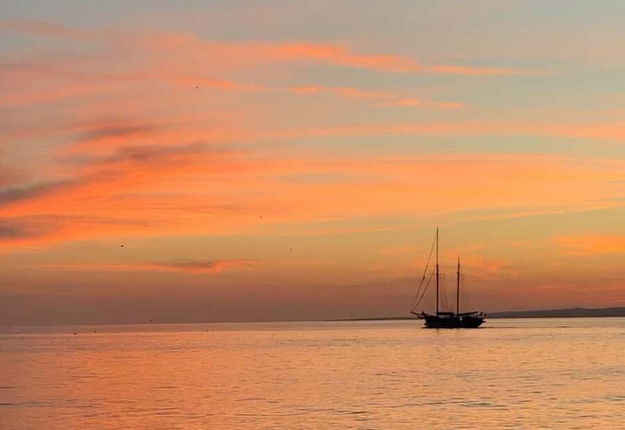 Marseille: Sunset Sailing Cruise with Dinner and Wine - Returning to the Old Port after dark