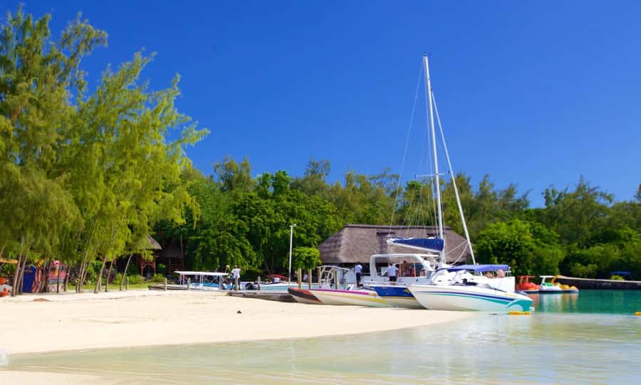 Mauritius: Catamaran Cruise to Ile Aux Cerfs with BBQ Lunch - Arriving at Ile aux Cerfs