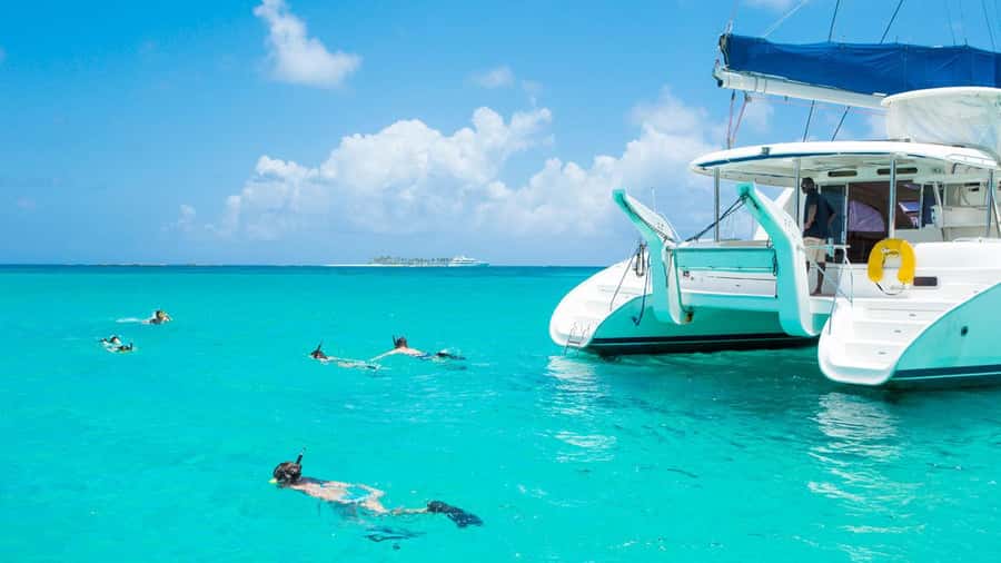 Mauritius: Ile Aux Cerfs Catamaran Trip w/ Lunch & Transfer - Key points at a glance