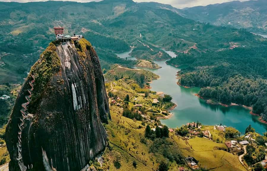 Medellin: Guatapé Day Trip & Boat to Pablo Escobar's Estate - Crossing the Peñol-Guatapé reservoir