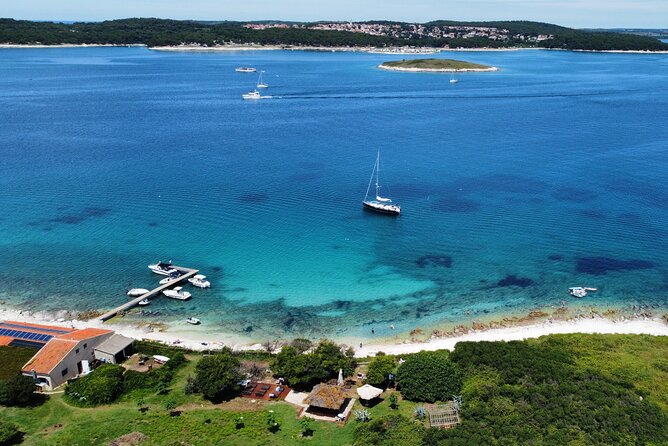 Medulin -Kamenjak 5h boat trip with lunch & drinks on Sandra Boat - Lunch on Board Along the Kamenjak Coast