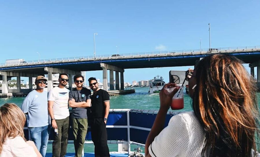 Miami: Biscayne Bay Millionaire's Homes Sightseeing Cruise - The Venetian Islands and Hibiscus Island