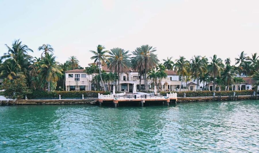 Miami: Biscayne Bay Millionaire's Homes Sightseeing Cruise - Fisher Island and South Beach from the bay