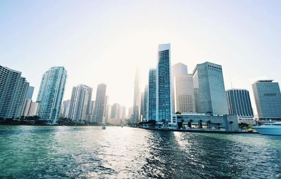 Miami: Biscayne Bay Millionaire's Homes Sightseeing Cruise - The guide makes or breaks the experience